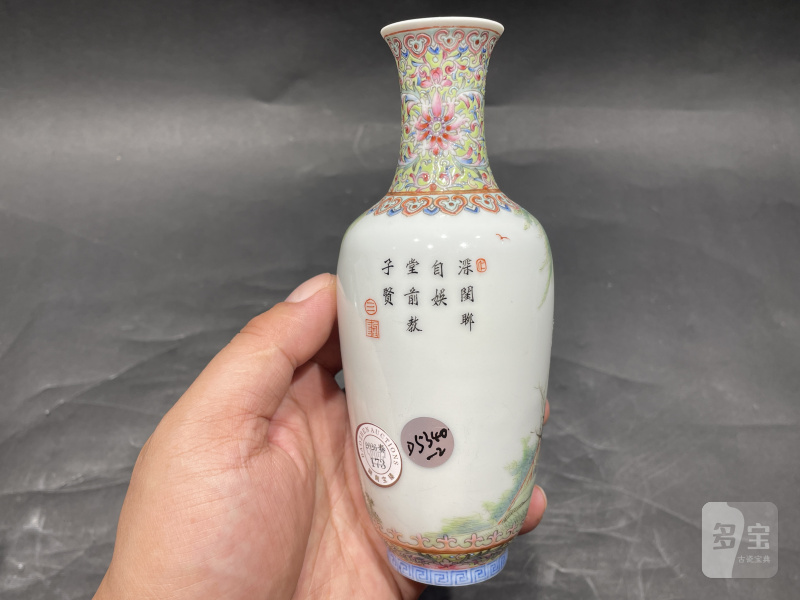 民国 粉彩堂前教子人物故事图小赏瓶一对（附原盒） - 图12